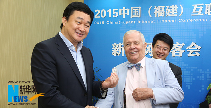 羅杰斯參加思客會，與新華網(wǎng)董事長、總裁田舒斌親切交談。