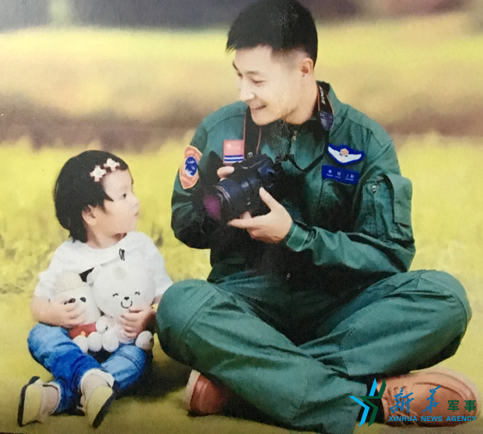 ↑資料圖片：被選為艦載戰(zhàn)斗機(jī)飛行員的張超與女兒合影。