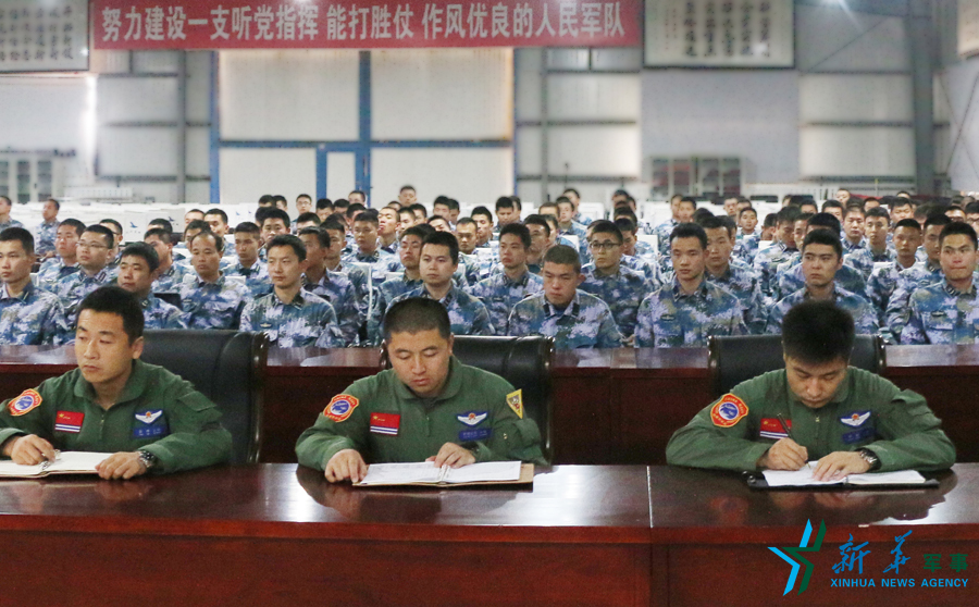 資料圖片：張超（右一）參加部隊思想政治教育。