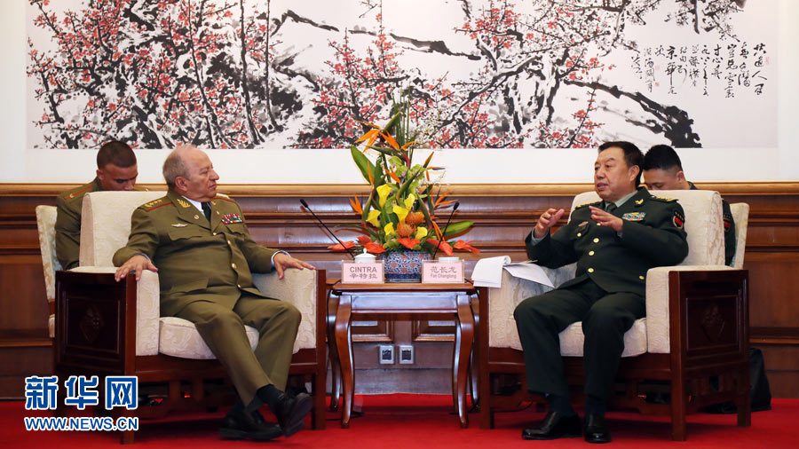 3月28日，中央軍委副主席范長(zhǎng)龍?jiān)诒本┽烎~臺(tái)國(guó)賓館會(huì)見來華訪問的古巴革命武裝力量部部長(zhǎng)萊奧波爾多·辛特拉。 新華社發(fā)（劉芳 攝） 