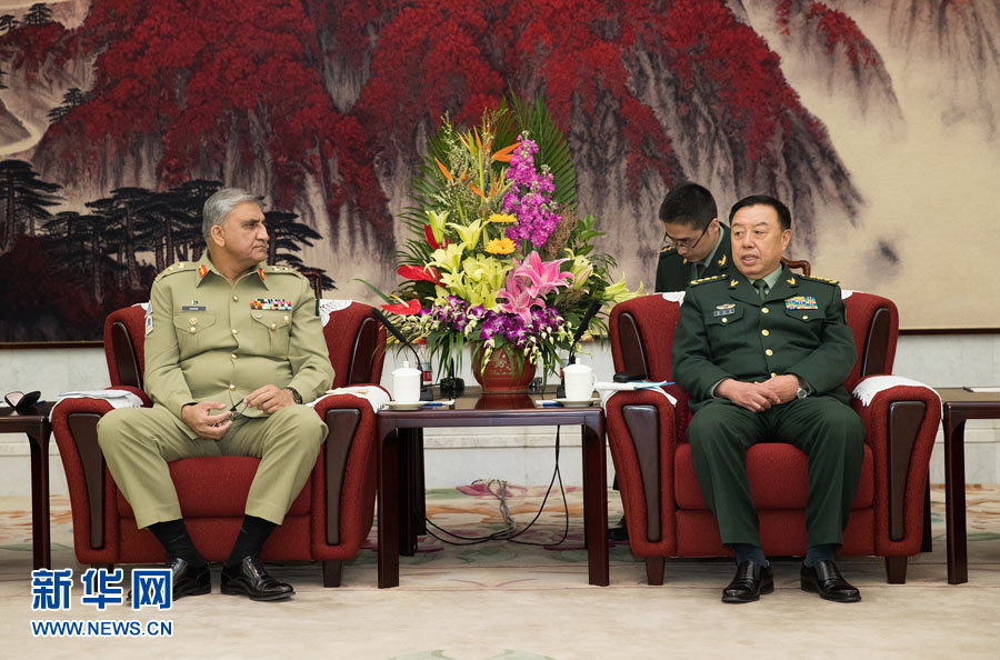 3月16日，中央軍委副主席范長(zhǎng)龍會(huì)見來訪的巴基斯坦陸軍參謀長(zhǎng)巴杰瓦。   新華社記者琚振華攝