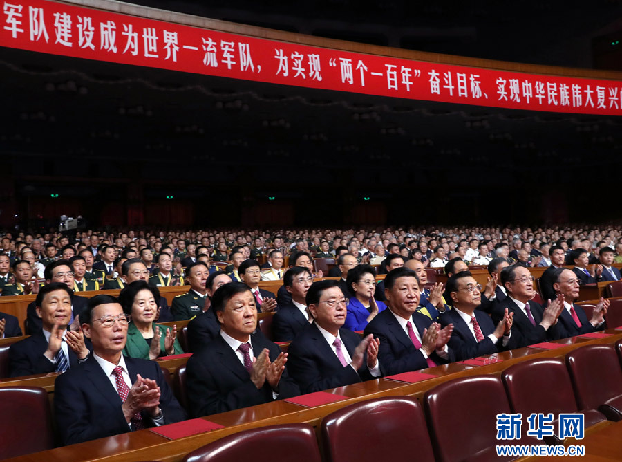 7月28日，慶祝中國(guó)人民解放軍建軍90周年文藝晚會(huì)《在黨的旗幟下》在北京人民大會(huì)堂舉行。中共中央總書記、國(guó)家主席、中央軍委主席習(xí)近平和李克強(qiáng)、張德江、俞正聲、劉云山、王岐山、張高麗等黨和國(guó)家領(lǐng)導(dǎo)人，與首都3000多名各界群眾一起觀看演出。新華社記者 馬占成 攝