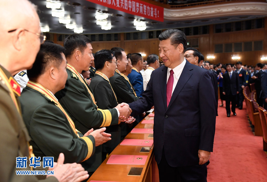 7月28日，慶祝中國(guó)人民解放軍建軍90周年文藝晚會(huì)《在黨的旗幟下》在北京人民大會(huì)堂舉行。中共中央總書記、國(guó)家主席、中央軍委主席習(xí)近平和李克強(qiáng)、張德江、俞正聲、劉云山、王岐山、張高麗等黨和國(guó)家領(lǐng)導(dǎo)人，與首都3000多名各界群眾一起觀看演出。演出開始前，習(xí)近平等與老戰(zhàn)士、老同志代表和“八一勛章”獲得者親切握手。新華社記者 李學(xué)仁 攝