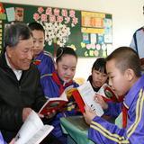 喬安山給小學生講雷鋒的故事。