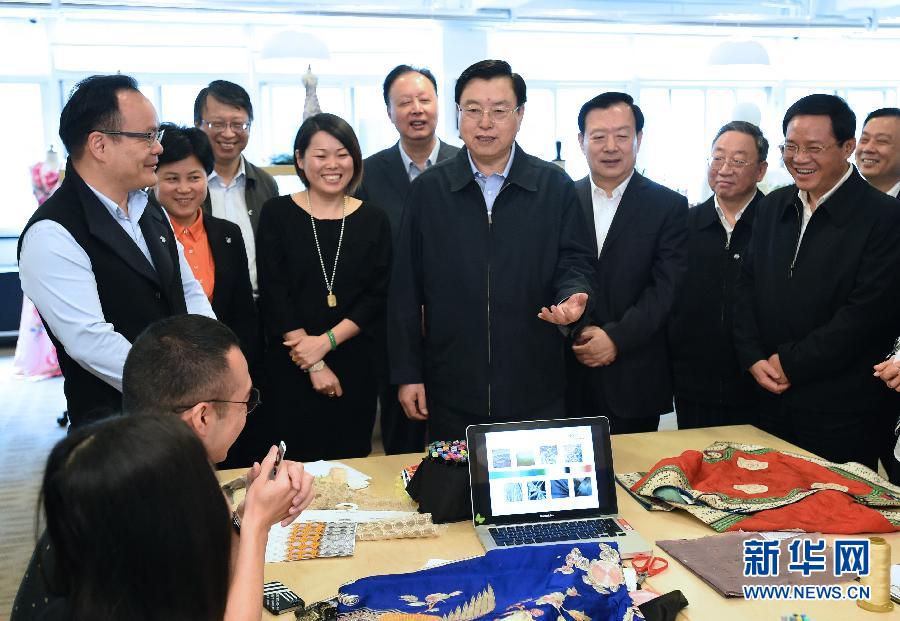 5月8日至11日，中共中央政治局常委、全國人大常委會委員長張德江在浙江調研。這是5月9日，張德江來到位于嘉興市的雅瑩服裝有限公司，了解公司的服裝設計、生產和銷售情況。新華社記者 馬占成 攝 