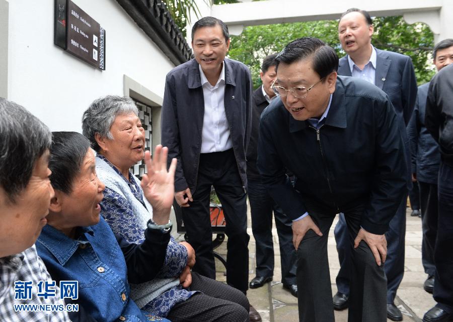 這是5月10日，張德江來到杭州市小營街道調研，并與市民親切交談。新華社記者 馬占成 攝 
