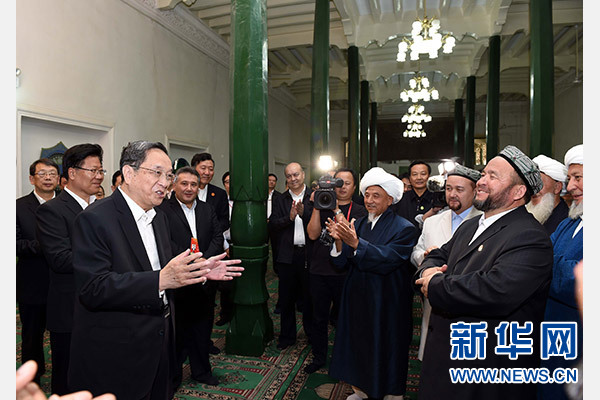 9月26日，中共中央政治局常委、全國政協(xié)主席、中央代表團(tuán)團(tuán)長俞正聲率中央代表團(tuán)部分成員赴喀什看望各族干部群眾。這是俞正聲等來到喀什市艾提尕爾清真寺，與喀什地區(qū)宗教人士代表交流。新華社記者 饒愛民 攝  