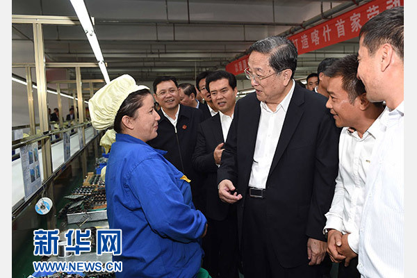 這是俞正聲等在喀什經(jīng)濟(jì)開發(fā)區(qū)深圳產(chǎn)業(yè)園視察電子產(chǎn)品生產(chǎn)線，并與現(xiàn)場工人親切交流。新華社記者 饒愛民 攝