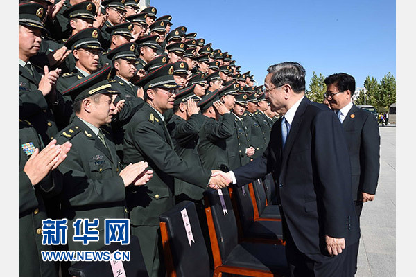 這是俞正聲等赴南疆軍區(qū)慰問，會見官兵代表。新華社記者 饒愛民 攝