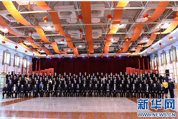 這是俞正聲同喀什地區(qū)有關(guān)負(fù)責(zé)同志、各界人士代表、援疆干部代表合影留念。新華社記者 饒愛民 攝