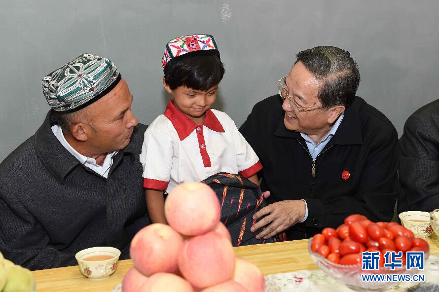 9月27日，中共中央政治局常委、全國政協(xié)主席、中央代表團團長俞正聲率中央代表團部分成員赴喀什地區(qū)莎車縣看望各族干部群眾。這是俞正聲到新疆生產(chǎn)建設(shè)兵團第三師莎車農(nóng)場維吾爾族團場職工家中看望，并向小朋友贈送學習用品。新華社記者 饒愛民 攝