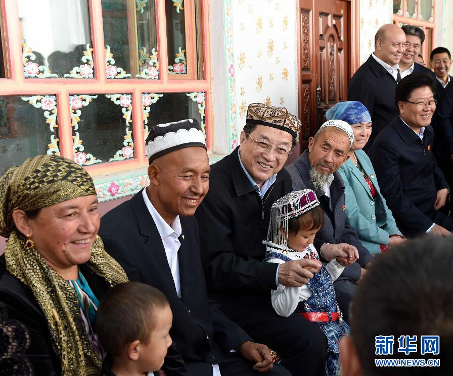 9月27日，中共中央政治局常委、全國政協(xié)主席、中央代表團團長俞正聲率中央代表團部分成員赴喀什地區(qū)莎車縣看望各族干部群眾。這是俞正聲在莎車縣艾力西湖鎮(zhèn)21村看望維吾爾族村民阿布來提·阿不力孜一家。新華社記者 饒愛民 攝