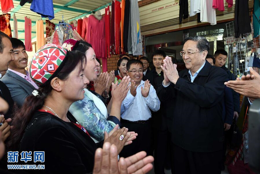 9月27日，中共中央政治局常委、全國政協(xié)主席、中央代表團團長俞正聲率中央代表團部分成員赴喀什地區(qū)莎車縣看望各族干部群眾。這是俞正聲在莎車縣艾力西湖鎮(zhèn)21村看望慰問維吾爾族群眾。新華社記者 饒愛民 攝