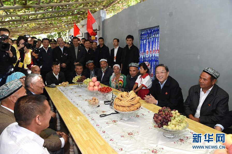 9月27日，中共中央政治局常委、全國政協(xié)主席、中央代表團團長俞正聲率中央代表團部分成員赴喀什地區(qū)莎車縣看望各族干部群眾。這是俞正聲到新疆生產(chǎn)建設(shè)兵團第三師莎車農(nóng)場維吾爾族團場職工家中看望。新華社記者 饒愛民 攝