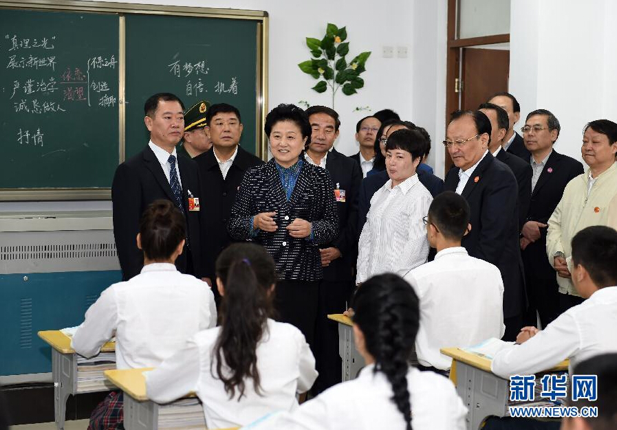 9月27日，中共中央政治局委員、國務院副總理、中央代表團副團長劉延東率中央代表團分團，帶著黨中央、國務院的親切關懷和全國各族人民的深切情誼，來到和田地區(qū)、阿克蘇地區(qū)慰問各族干部群眾，并祝賀大家中秋節(jié)快樂。這是劉延東視察對口援建的和田天津中學。新華社記者 張領 攝