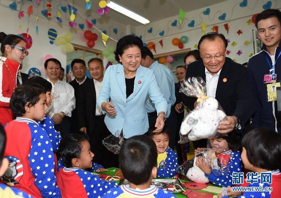 9月27日，中共中央政治局委員、國務院副總理、中央代表團副團長劉延東率中央代表團分團，帶著黨中央、國務院的親切關懷和全國各族人民的深切情誼，來到和田地區(qū)、阿克蘇地區(qū)慰問各族干部群眾，并祝賀大家中秋節(jié)快樂。這是劉延東在阿克蘇市“雙語”幼兒園與孩子們在一起。新華社記者 張領 攝