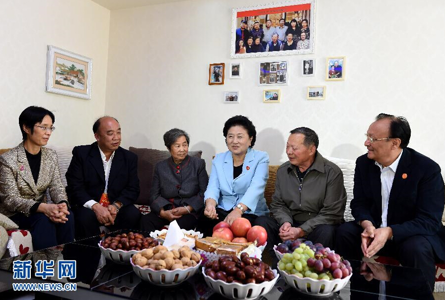 9月27日，中共中央政治局委員、國務院副總理、中央代表團副團長劉延東率中央代表團分團，帶著黨中央、國務院的親切關懷和全國各族人民的深切情誼，來到和田地區(qū)、阿克蘇地區(qū)慰問各族干部群眾，并祝賀大家中秋節(jié)快樂。這是劉延東來到新疆生產建設兵團第一師五團團場退休職工包春祥家中慰問。新華社記者 張領 攝