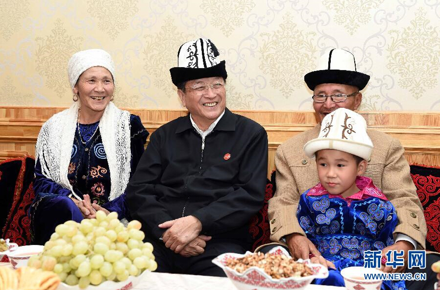 9月28日，中共中央政治局常委、全國政協(xié)主席、中央代表團(tuán)團(tuán)長俞正聲率中央代表團(tuán)部分成員赴祖國最西端的新疆克孜勒蘇柯爾克孜自治州看望慰問各族干部群眾。這是俞正聲來到阿圖什市光明街道辦事處團(tuán)結(jié)路社區(qū)看望柯爾克孜族居民。新華社記者 饒愛民 攝