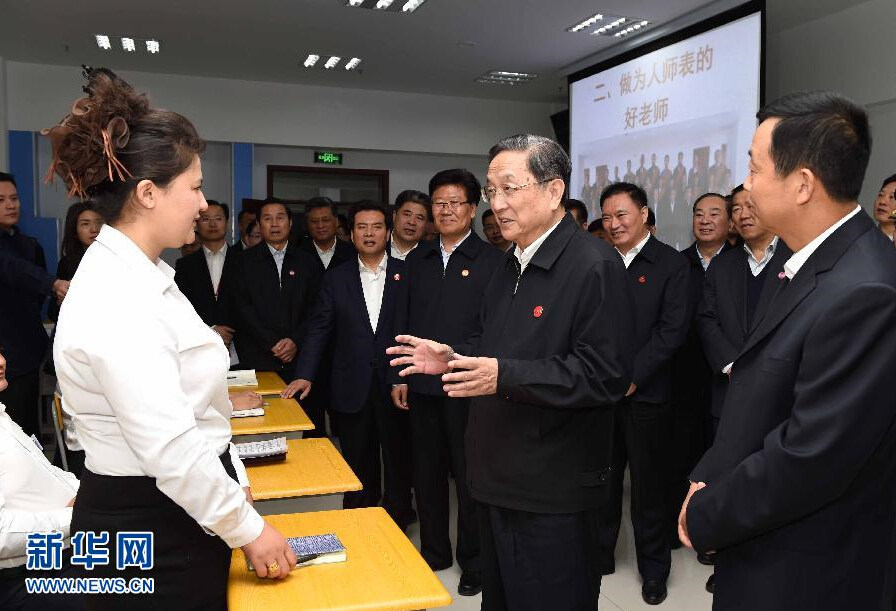 9月28日，中共中央政治局常委、全國政協(xié)主席、中央代表團(tuán)團(tuán)長俞正聲率中央代表團(tuán)部分成員赴祖國最西端的新疆克孜勒蘇柯爾克孜自治州看望慰問各族干部群眾。這是俞正聲來到克州雙語師資培訓(xùn)學(xué)校，與老師、學(xué)員交流談心。新華社記者 饒愛民 攝