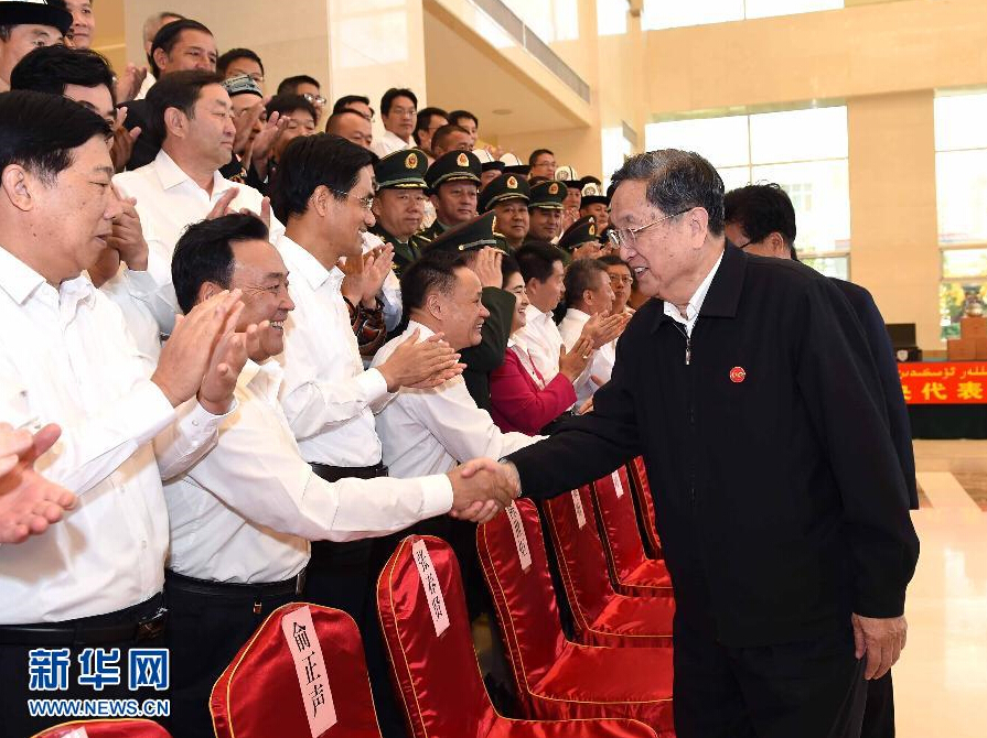 9月28日，中共中央政治局常委、全國政協(xié)主席、中央代表團(tuán)團(tuán)長俞正聲率中央代表團(tuán)部分成員赴祖國最西端的新疆克孜勒蘇柯爾克孜自治州看望慰問各族干部群眾。這是俞正聲接見克州有關(guān)負(fù)責(zé)同志、各界人士代表和援疆干部代表。新華社記者 饒愛民 攝