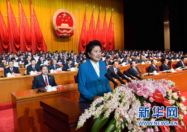 10月1日，慶祝中華人民共和國成立66周年暨新疆維吾爾自治區成立60周年大會在新疆人民會堂隆重舉行。這是中共中央政治局委員、國務院副總理、中央代表團副團長劉延東宣讀中共中央、全國人大常委會、國務院、全國政協、中央軍委關于慶祝新疆維吾爾自治區成立60周年的賀電。新華社記者 饒愛民 攝 