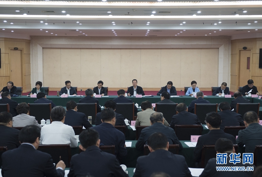 10月22日至23日，中共中央政治局常委、國(guó)務(wù)院副總理張高麗在山東調(diào)研扶貧工作情況。這是10月23日，張高麗在菏澤市主持召開扶貧工作座談會(huì)。 新華社記者 王曄 攝