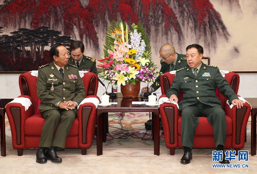 10月13日，中央軍委副主席范長(zhǎng)龍?jiān)诒本?huì)見(jiàn)柬埔寨王國(guó)副首相兼國(guó)防大臣迪班。 新華社記者 馬占成 攝 