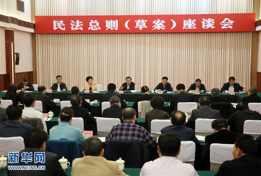這是11月23日，張德江在成都主持召開座談會，11個省（區(qū)、市）人大常委會負責(zé)同志、部分全國人大代表、法律工作者及專家學(xué)者參加會議。新華社記者 劉衛(wèi)兵 攝 