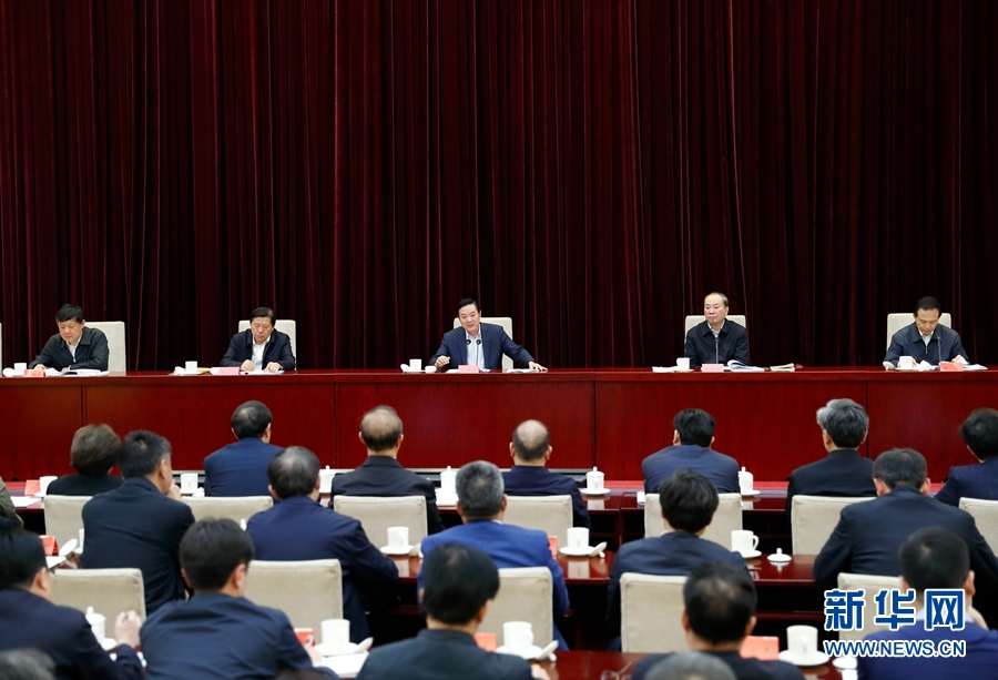 4月13日，中央宣傳部、中央政法委在北京召開貫徹落實(shí)《關(guān)于進(jìn)一步把社會(huì)主義核心價(jià)值觀融入法治建設(shè)的指導(dǎo)意見》電視電話會(huì)議。中共中央政治局委員、中央書記處書記、中宣部部長(zhǎng)劉奇葆出席會(huì)議并講話。新華社記者丁海濤攝