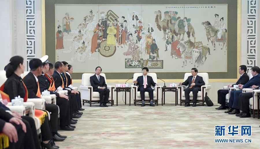 4月24日，第十三屆全國見義勇為英雄模范表彰大會在北京人民大會堂召開。會前，中共中央政治局委員、中央政法委書記孟建柱與見義勇為英雄模范及家屬代表座談。國務(wù)委員、公安部部長郭聲琨出席座談會并在表彰大會上講話。新華社記者 張鐸 攝
