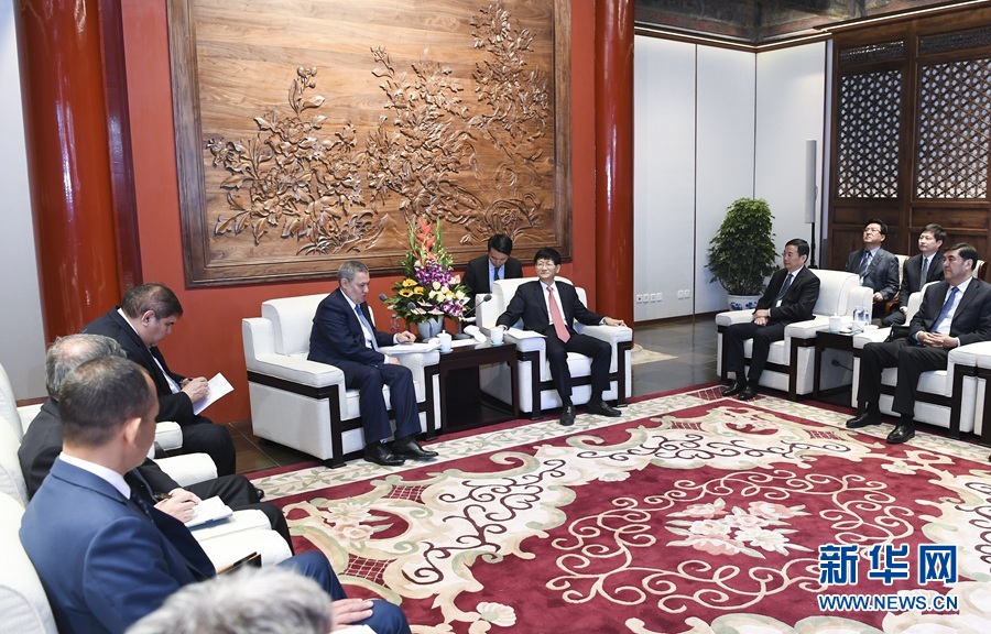 4月27日，中共中央政治局委員、中央政法委書(shū)記孟建柱在北京同烏茲別克斯坦副總理阿齊莫夫舉行中烏政府間合作委員會(huì)雙方主席會(huì)晤。新華社記者 張領(lǐng) 攝