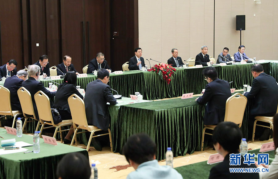5月8日至10日，中共中央政治局常委、全國人大常委會委員長張德江視察澳門特別行政區(qū)。這是5月10日，張德江與教育工作者和學生代表座談。新華社記者 龐興雷 攝