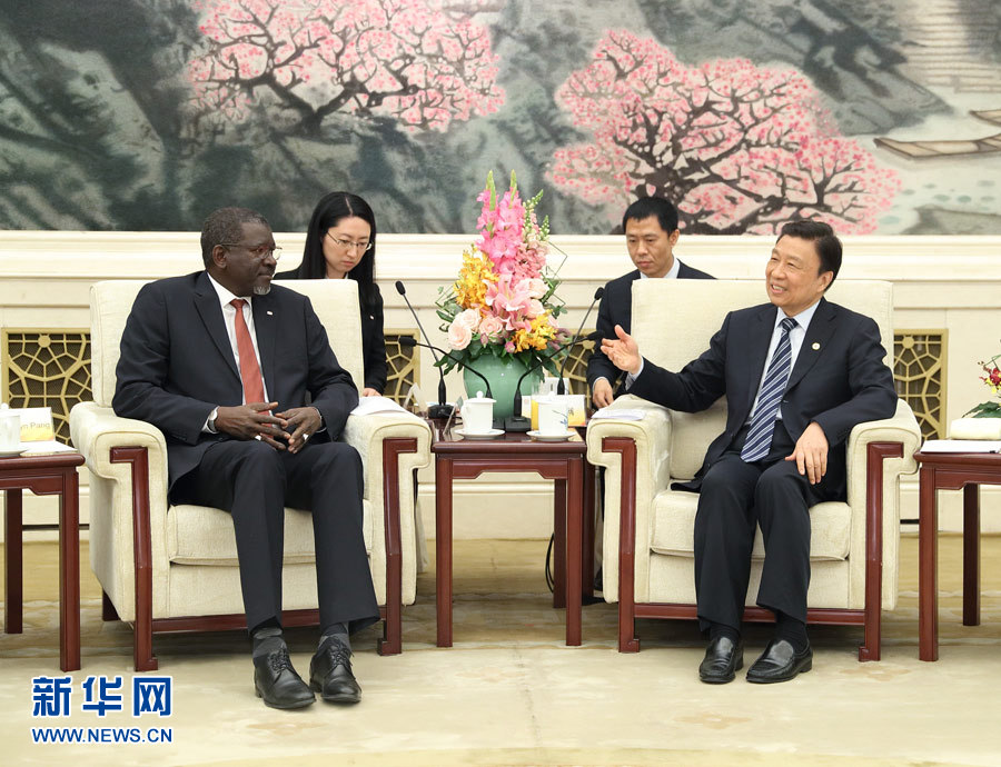 5月15日，國(guó)家副主席、中國(guó)紅十字會(huì)名譽(yù)會(huì)長(zhǎng)李源潮在北京會(huì)見(jiàn)來(lái)華出席“一帶一路”國(guó)際合作高峰論壇的紅十字會(huì)與紅新月會(huì)國(guó)際聯(lián)合會(huì)秘書長(zhǎng)阿西。新華社記者 王曄 攝