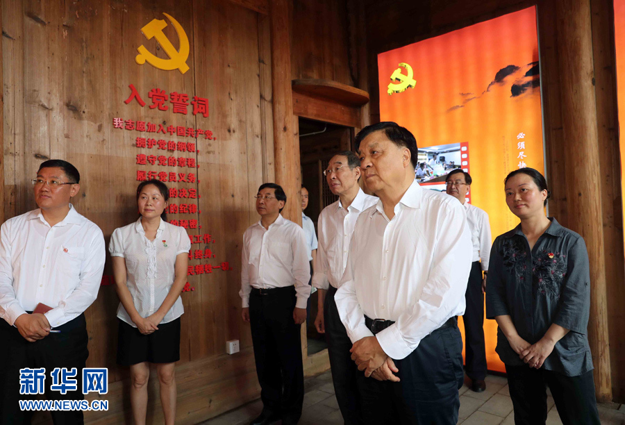 6月8日至10日，中共中央政治局常委、中央書記處書記劉云山在福建調(diào)研。這是6月9日，劉云山專程來到政和縣石圳村，深入了解廖俊波的事跡。新華社記者 劉衛(wèi)兵 攝