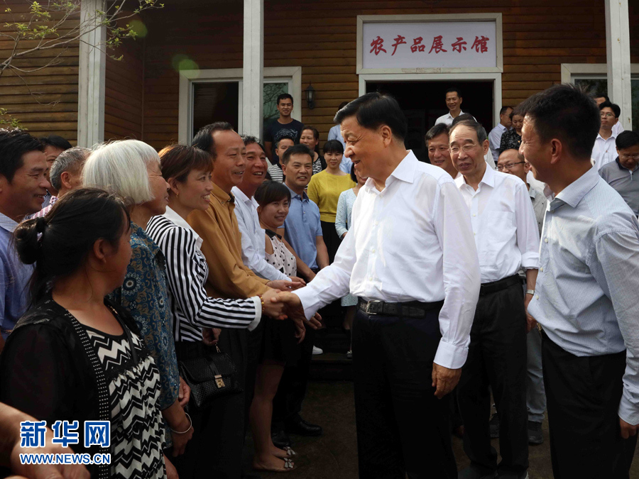 6月8日至10日，中共中央政治局常委、中央書記處書記劉云山在福建調(diào)研。這是6月9日，劉云山在周寧縣上洋村與村民親切交談。新華社記者 劉衛(wèi)兵 攝
