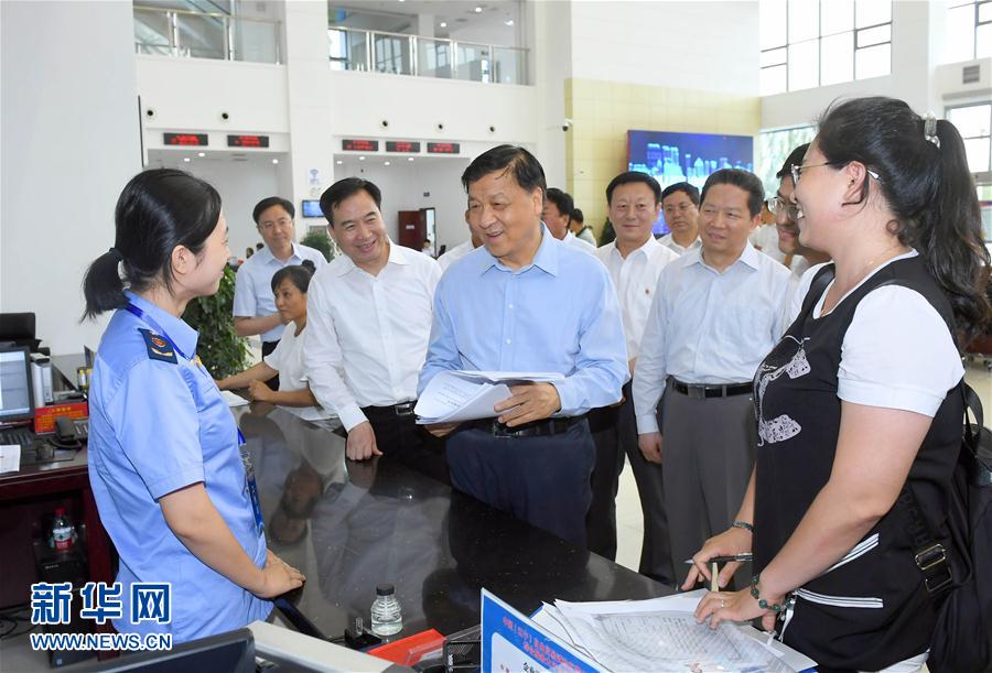6月22日至24日，中共中央政治局常委、中央書記處書記劉云山在遼寧調研。這是6月22日，劉云山在中國（遼寧）自貿試驗區營口片區與干部群眾深入交流。新華社記者 張鐸 攝
