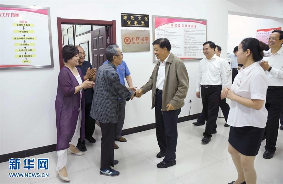 6月22日至24日，中共中央政治局常委、中央書記處書記劉云山在遼寧調研。這是6月23日，劉云山在錦州市西街社區與干部群眾深入交流。新華社記者 張鐸 攝
