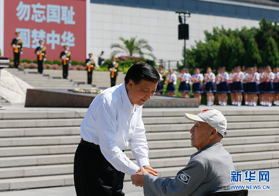 7月7日，紀念全民族抗戰爆發80周年儀式在中國人民抗日戰爭紀念館舉行。中共中央政治局常委、中央書記處書記劉云山出席儀式并講話。這是儀式開始前，劉云山與老八路代表握手。新華社記者崔新鈺攝