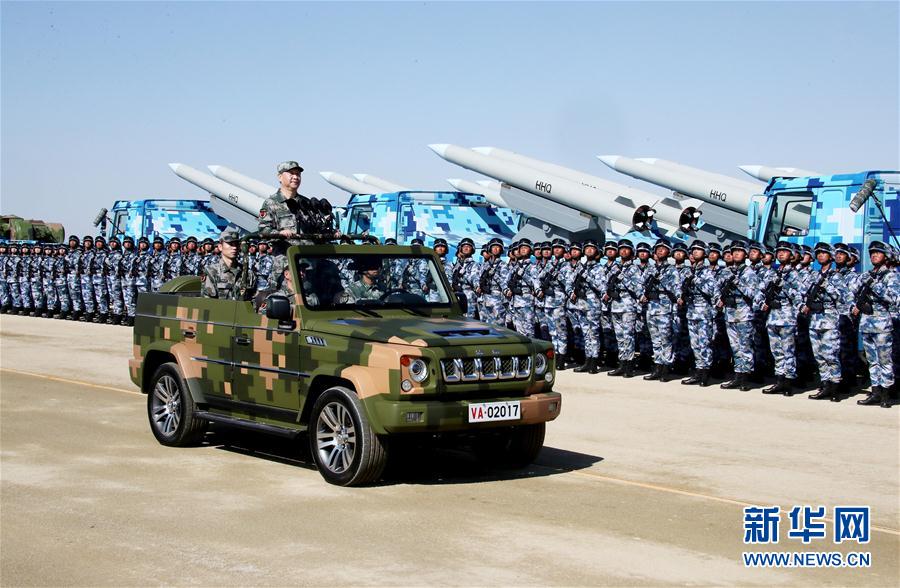7月30日上午，慶祝中國人民解放軍建軍90周年閱兵在朱日和聯合訓練基地隆重舉行。中共中央總書記、國家主席、中央軍委主席習近平檢閱部隊并發(fā)表重要講話。這是習近平乘車檢閱部隊。新華社記者 李濤 攝