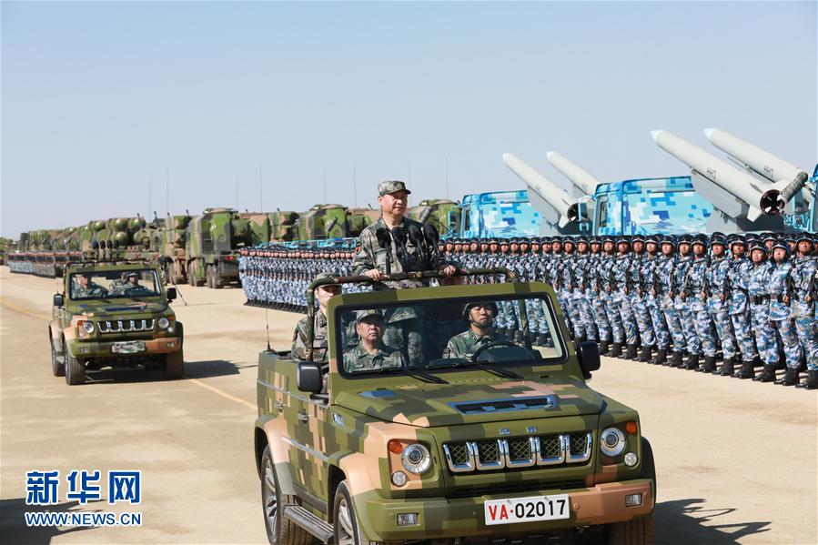 7月30日上午，慶祝中國人民解放軍建軍90周年閱兵在朱日和聯合訓練基地隆重舉行。中共中央總書記、國家主席、中央軍委主席習近平檢閱部隊并發(fā)表重要講話。這是習近平乘車檢閱部隊。新華社記者 李剛 攝