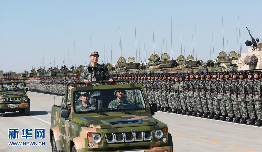 7月30日上午，慶祝中國人民解放軍建軍90周年閱兵在朱日和聯合訓練基地隆重舉行。中共中央總書記、國家主席、中央軍委主席習近平檢閱部隊并發(fā)表重要講話。這是習近平乘車檢閱部隊。新華社記者 李剛 攝