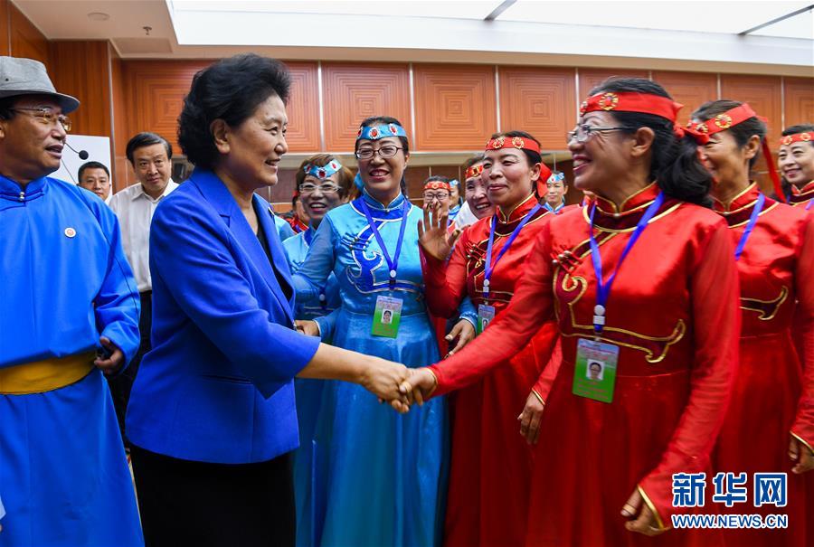 8月9日，中共中央政治局委員、國務院副總理、中央代表團副團長劉延東率中央代表團二分團到赤峰看望慰問各族干部群眾。這是劉延東在赤峰市群眾藝術館和群眾親切交談。新華社記者 連振 攝