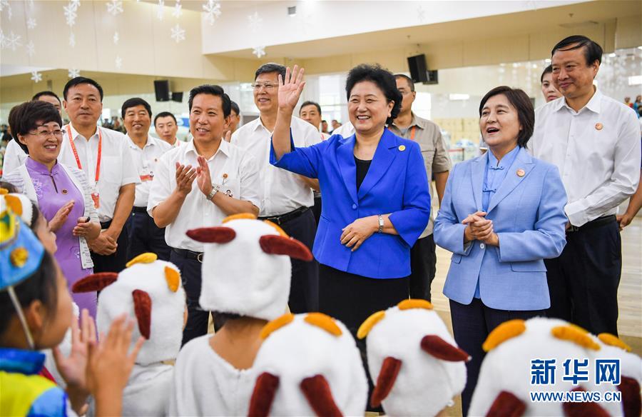 8月9日，中共中央政治局委員、國務院副總理、中央代表團副團長劉延東率中央代表團二分團到赤峰看望慰問各族干部群眾。這是劉延東在赤峰市青少年宮與青少年熱烈互動。新華社記者 連振 攝