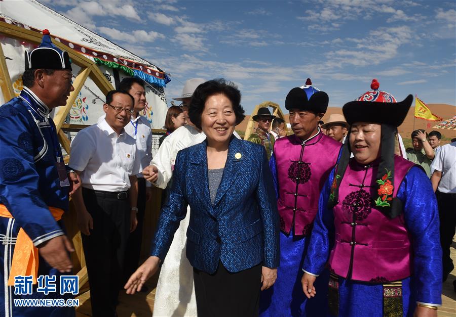 8月10日，中共中央政治局委員、中央統(tǒng)戰(zhàn)部部長、中央代表團副團長孫春蘭率中央代表團三分團繼續(xù)在內(nèi)蒙古自治區(qū)阿拉善盟看望慰問，把以習(xí)近平同志為核心的黨中央的親切關(guān)懷和全國各族人民的美好祝福帶給阿拉善各族各界干部群眾。這是孫春蘭在牧民張輝生（右二）家了解生產(chǎn)生活情況。新華社記者 任軍川 攝