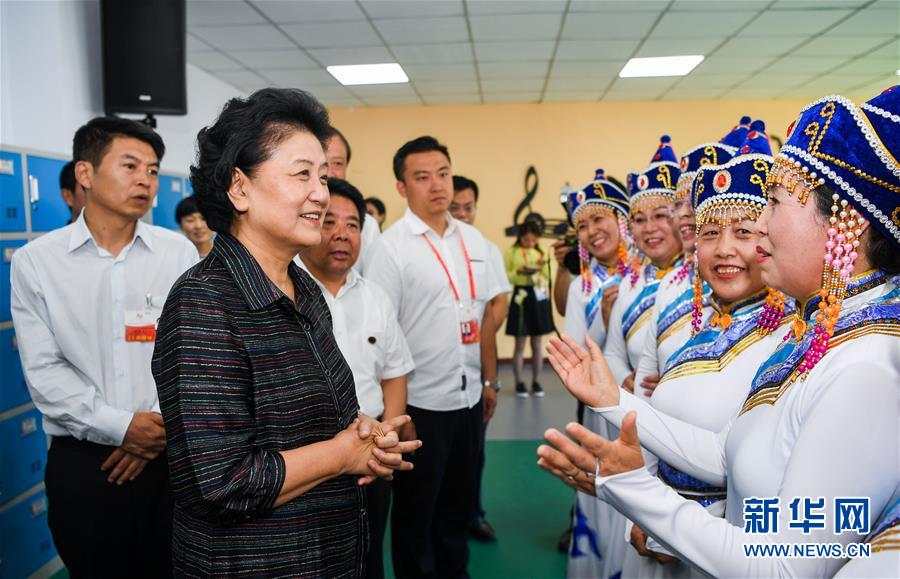 8月11日，中共中央政治局委員、國務(wù)院副總理、中央代表團副團長劉延?xùn)|率中央代表團二分團，看望慰問烏蘭察布各族干部群眾，轉(zhuǎn)達以習近平同志為核心的黨中央的親切關(guān)懷和全國人民的美好祝愿。這是劉延?xùn)|在考察察哈爾社區(qū)時與居民們親切交談。新華社記者 連振 攝