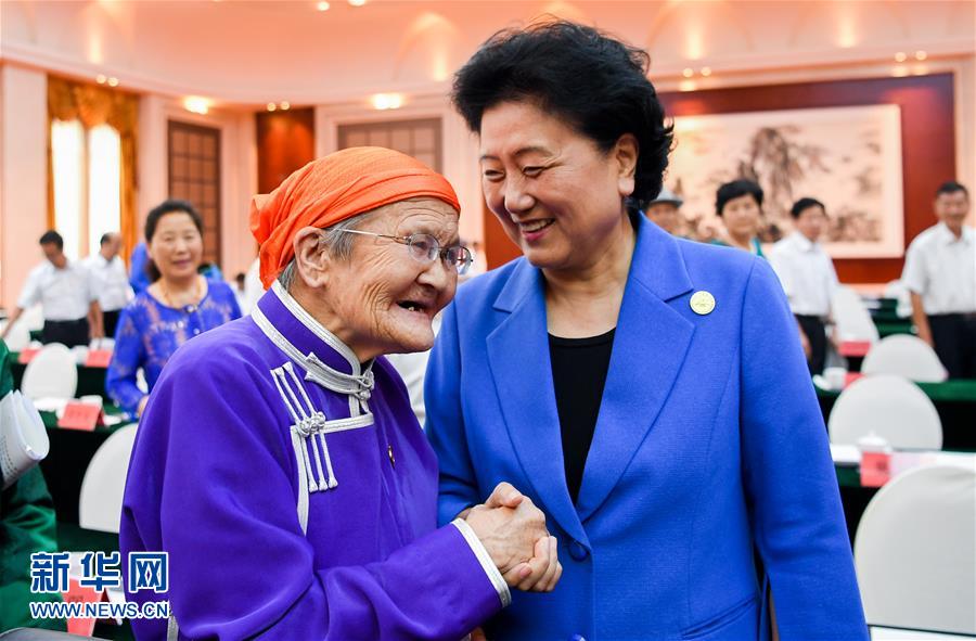 8月11日，中共中央政治局委員、國務(wù)院副總理、中央代表團副團長劉延?xùn)|率中央代表團二分團，看望慰問烏蘭察布各族干部群眾，轉(zhuǎn)達以習近平同志為核心的黨中央的親切關(guān)懷和全國人民的美好祝愿。這是劉延?xùn)|在出席烏蘭察布市慶祝內(nèi)蒙古自治區(qū)成立70周年座談會后，與“草原母親”都貴瑪親切交談。新華社記者 連振 攝