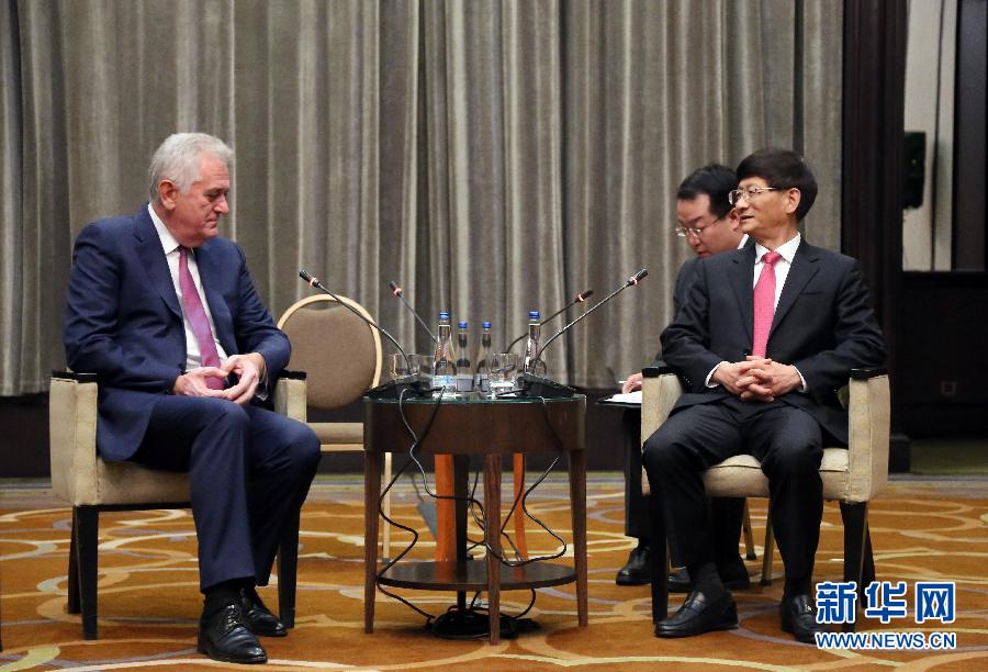 9月11日，在塞爾維亞首都貝爾格萊德，習(xí)近平主席特使、中共中央政治局委員、中央政法委書記孟建柱（右）會見塞爾維亞前總統(tǒng)尼科利奇（左）。新華社記者王慧娟攝