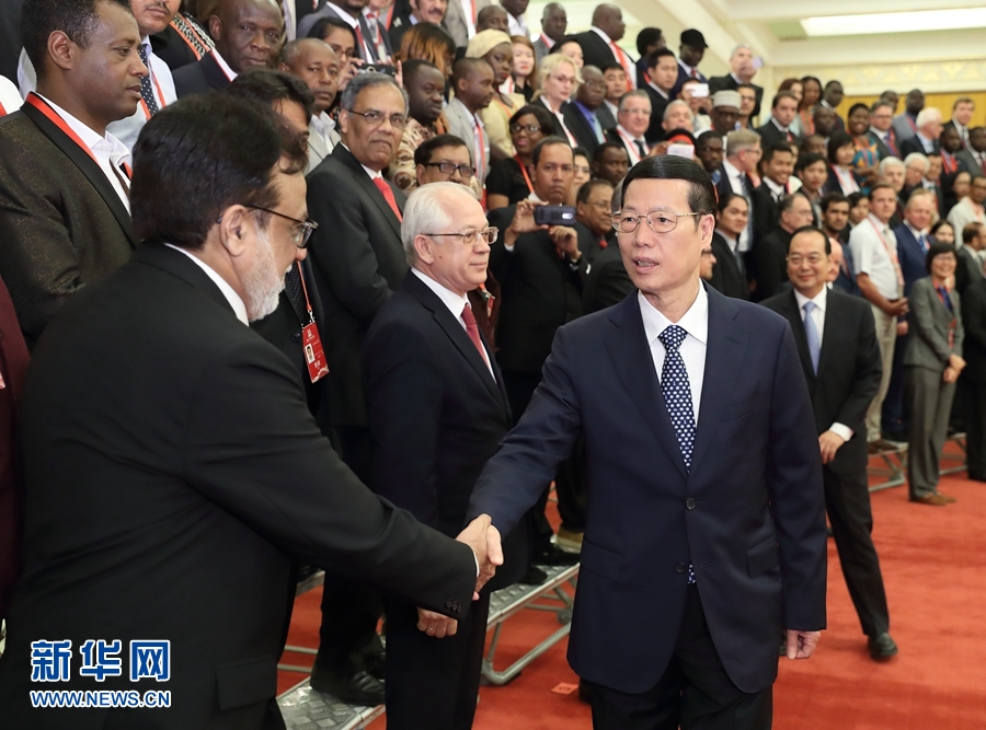 9月21日，中共中央政治局常委、國務(wù)院副總理張高麗在北京人民大會堂會見來華參加2017“一帶一路”媒體合作論壇的外方代表并回答大家關(guān)心的問題。新華社記者王曄攝 