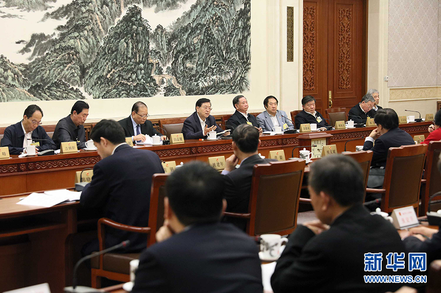 12月23日，十二屆全國人大常委會第三十一次會議舉行分組會議，審議監(jiān)察法草案二次審議稿等。張德江委員長參加審議。 新華社記者劉衛(wèi)兵攝