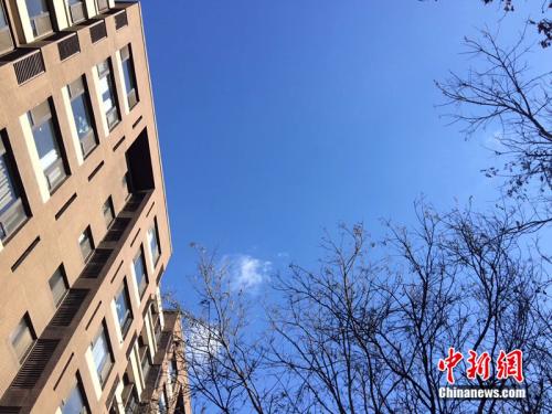 2017年12月7日，北京空氣質量較好，圖為北京豐臺區(qū)某小區(qū)拍到的藍天。<a target='_blank'  >中新網</a> 邱宇 攝